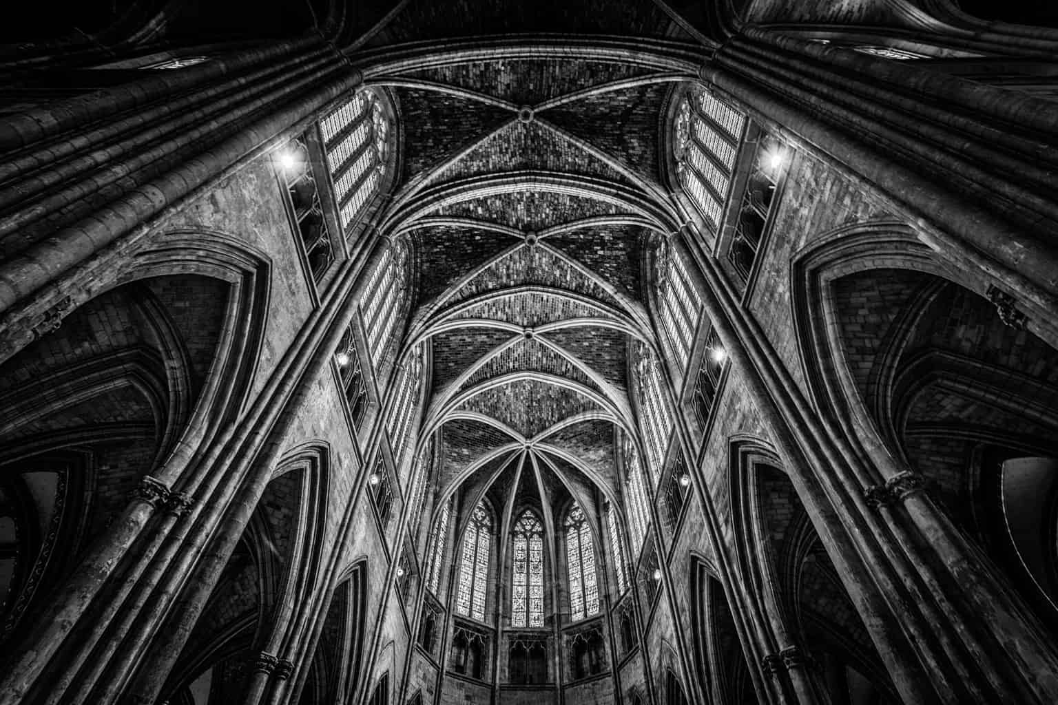  The spectacular interior of Bordeaux Cathedral 